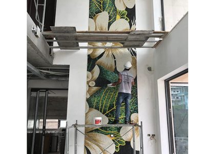 Tranh mosaic gồm những viên gạch nhỏ được nung khoảng 1230 độ C, nhiệt độ nung ổn định mang đến kết cấu vững chắc