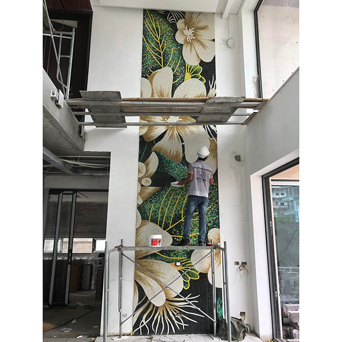 Tranh mosaic gồm những viên gạch nhỏ được nung khoảng 1230 độ C, nhiệt độ nung ổn định mang đến kết cấu vững chắc