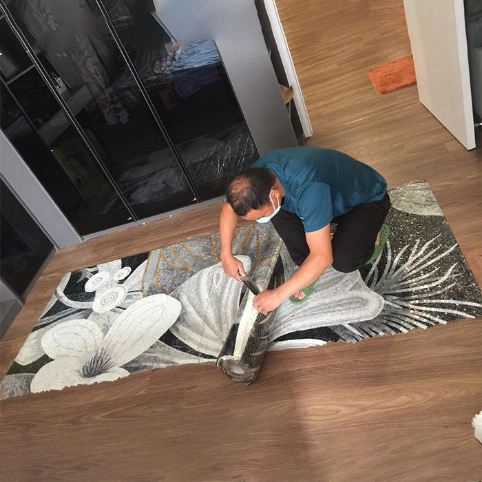 Tranh mosaic gồm những viên gạch nhỏ được nung khoảng 1230 độ C, nhiệt độ nung ổn định mang đến kết cấu vững chắc