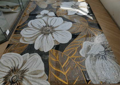 Tranh mosaic gồm những viên gạch nhỏ được nung khoảng 1230 độ C, nhiệt độ nung ổn định mang đến kết cấu vững chắc