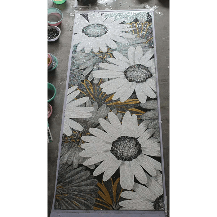 Tranh mosaic gồm những viên gạch nhỏ được nung khoảng 1230 độ C, nhiệt độ nung ổn định mang đến kết cấu vững chắc