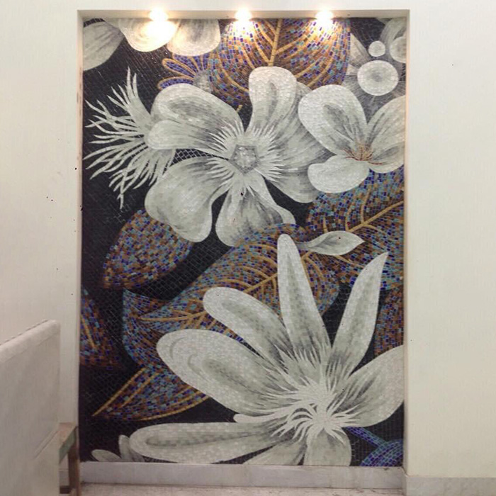 Tranh mosaic gồm những viên gạch nhỏ được nung khoảng 1230 độ C, nhiệt độ nung ổn định mang đến kết cấu vững chắc