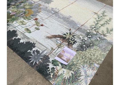Tranh mosaic gồm những viên gạch nhỏ được nung khoảng 1230 độ C, nhiệt độ nung ổn định mang đến kết cấu vững chắc