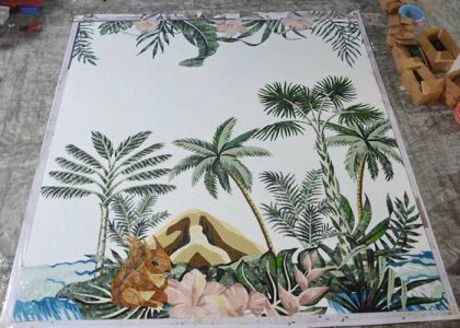 Tranh mosaic gồm những viên gạch nhỏ được nung khoảng 1230 độ C, nhiệt độ nung ổn định mang đến kết cấu vững chắc
