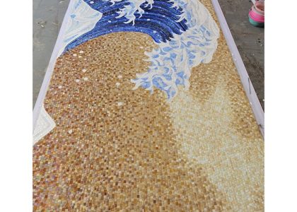 Tranh mosaic gồm những viên gạch nhỏ được nung khoảng 1230 độ C, nhiệt độ nung ổn định mang đến kết cấu vững chắc
