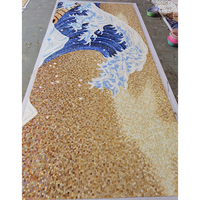 Tranh mosaic gồm những viên gạch nhỏ được nung khoảng 1230 độ C, nhiệt độ nung ổn định mang đến kết cấu vững chắc