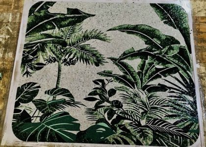 Tranh mosaic gồm những viên gạch nhỏ được nung khoảng 1230 độ C, nhiệt độ nung ổn định mang đến kết cấu vững chắc