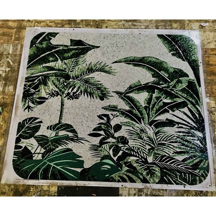 Tranh mosaic gồm những viên gạch nhỏ được nung khoảng 1230 độ C, nhiệt độ nung ổn định mang đến kết cấu vững chắc