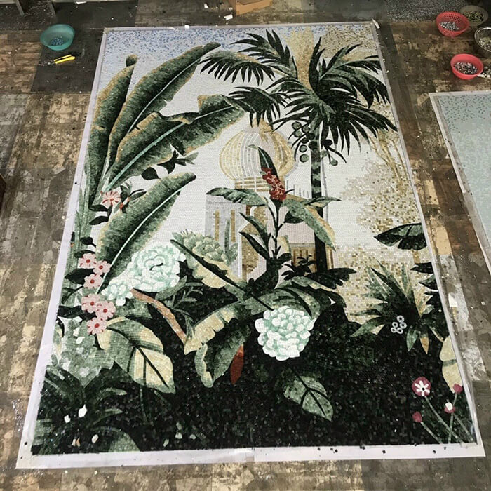 Tranh mosaic gồm những viên gạch nhỏ được nung khoảng 1230 độ C, nhiệt độ nung ổn định mang đến kết cấu vững chắc