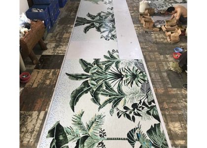 Tranh mosaic gồm những viên gạch nhỏ được nung khoảng 1230 độ C, nhiệt độ nung ổn định mang đến kết cấu vững chắc