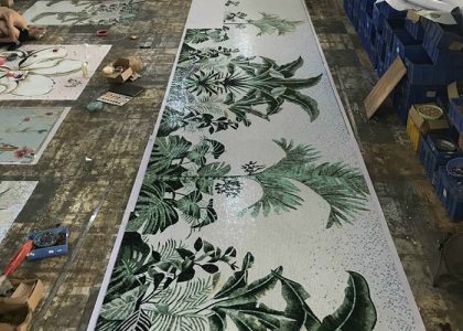 Tranh mosaic gồm những viên gạch nhỏ được nung khoảng 1230 độ C, nhiệt độ nung ổn định mang đến kết cấu vững chắc
