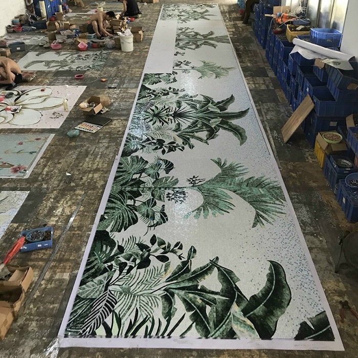 Tranh mosaic gồm những viên gạch nhỏ được nung khoảng 1230 độ C, nhiệt độ nung ổn định mang đến kết cấu vững chắc