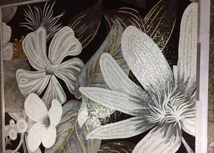 Tranh mosaic gồm những viên gạch nhỏ được nung khoảng 1230 độ C, nhiệt độ nung ổn định mang đến kết cấu vững chắc