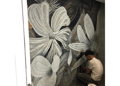 Tranh mosaic gồm những viên gạch nhỏ được nung khoảng 1230 độ C, nhiệt độ nung ổn định mang đến kết cấu vững chắc
