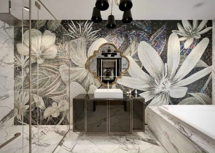 Tranh mosaic gồm những viên gạch nhỏ được nung khoảng 1230 độ C, nhiệt độ nung ổn định mang đến kết cấu vững chắc