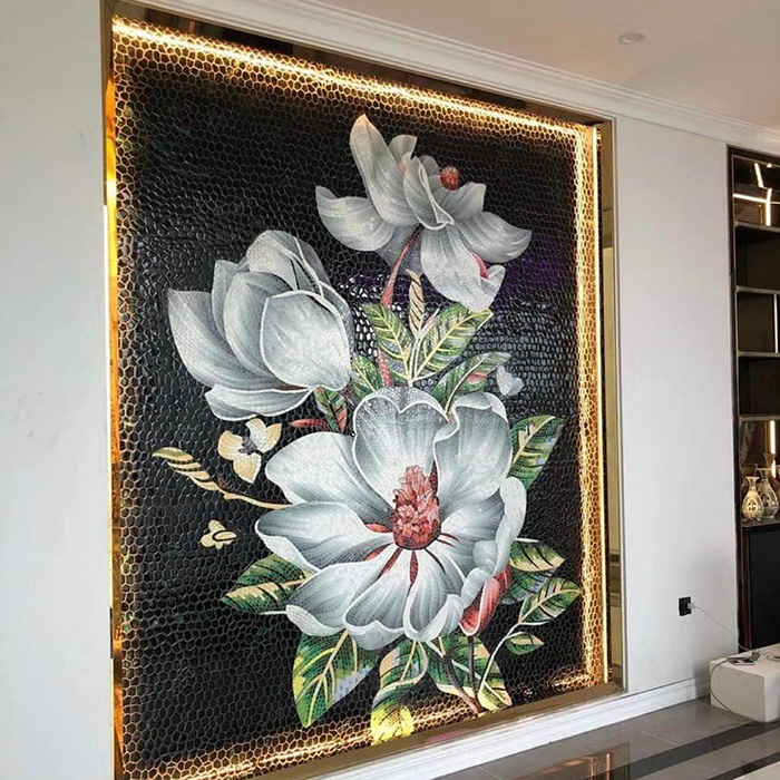 Tranh mosaic gồm những viên gạch nhỏ được nung khoảng 1230 độ C, nhiệt độ nung ổn định mang đến kết cấu vững chắc