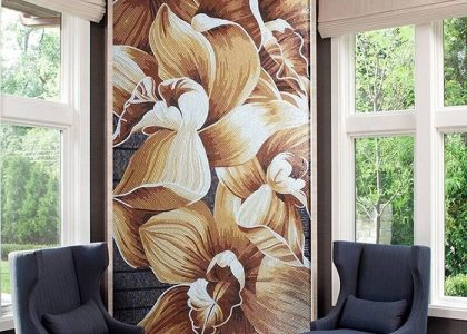 Tranh mosaic gồm những viên gạch nhỏ được nung khoảng 1230 độ C, nhiệt độ nung ổn định mang đến kết cấu vững chắc