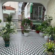 Thiết kế hành lang ân tượng cùng gạch bông trang trí