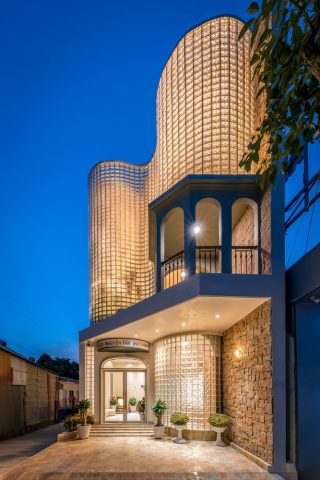 Gạch kính lấy sáng mặt tiền nhà phố ngày càng được ưa chuộng