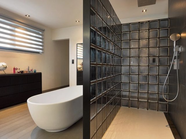 Ứng dụng gạch kính lấy sáng trong nhà tắm