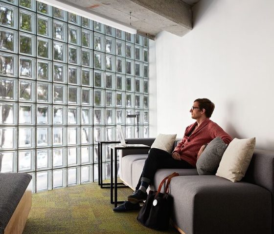 Ứng dụng của gạch kính lấy sáng trong thiết kế nội thất & ngoại thất