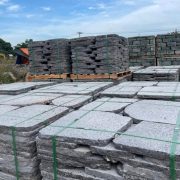 Báo giá đá ong xám lát sân vườn mới nhất hiện nay