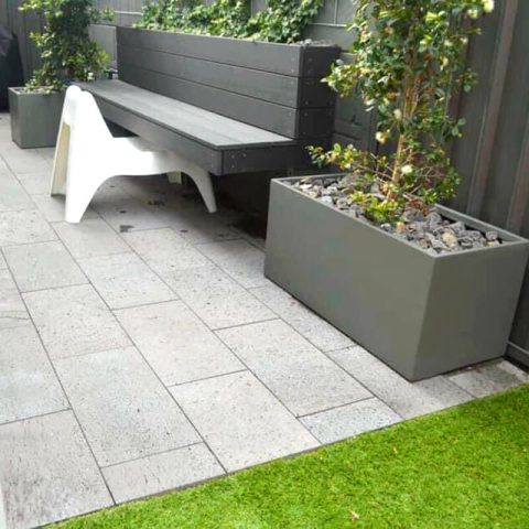 Đá ong xám có trơn không? Giải đáp chi tiết trước khi lát sân vườn