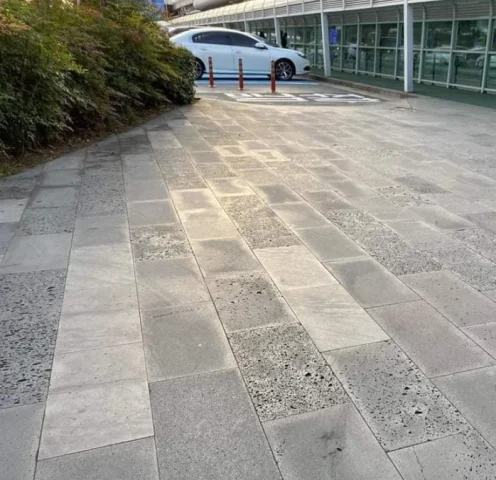 Đá ong xám có trơn không? Giải đáp chi tiết trước khi lát sân vườn