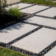 So sánh đá ong xám và đá bazan lát sân vườn: Nên chọn loại nào?