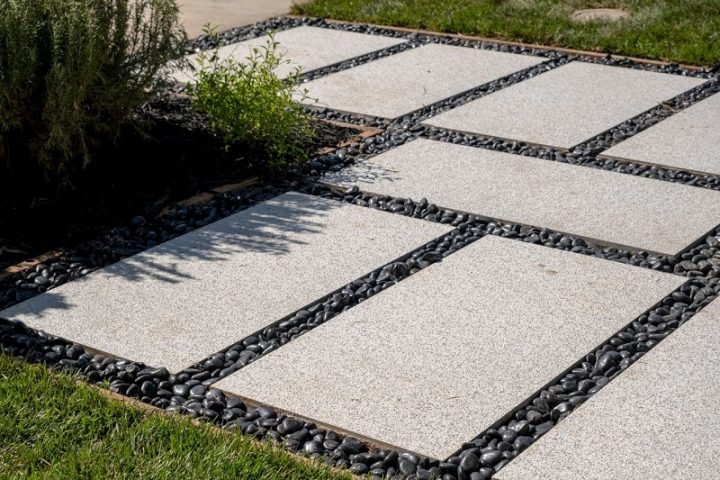 So sánh đá ong xám và đá bazan lát sân vườn: Nên chọn loại nào?