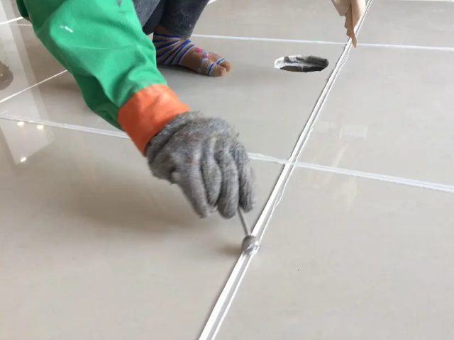 keo chít mạch so với xi măng 