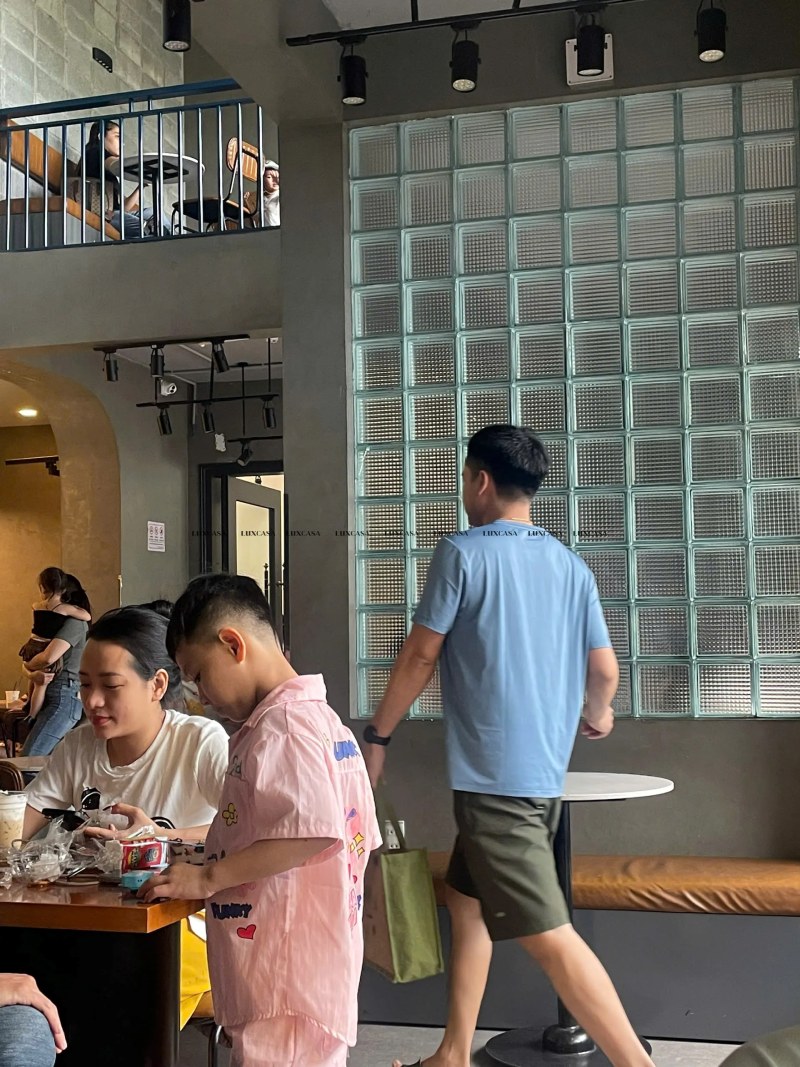 Ưu điểm gạch kính lấy sáng trang trí quán cafe