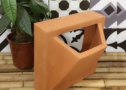 Gạch Thông Gió Bánh Ú là một loại gạch tự nhiên được sản xuất từ đất sét và nung ở nhiệt độ cao.