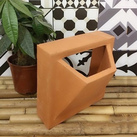 Gạch Thông Gió Bánh Ú là một loại gạch tự nhiên được sản xuất từ đất sét và nung ở nhiệt độ cao.