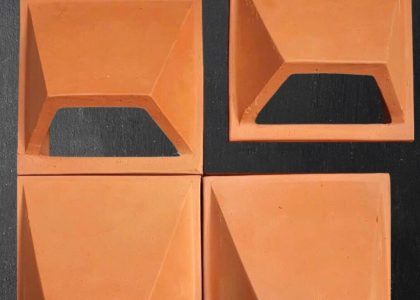 Gạch Thông Gió Bánh Ú là một loại gạch tự nhiên được sản xuất từ đất sét và nung ở nhiệt độ cao.