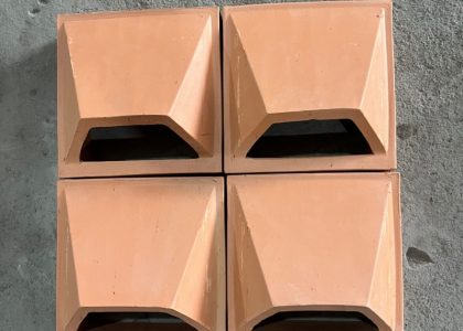 Gạch Thông Gió Bánh Ú là một loại gạch tự nhiên được sản xuất từ đất sét và nung ở nhiệt độ cao.