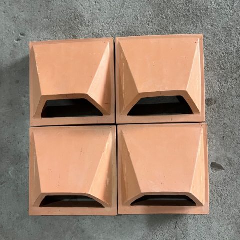 Gạch Thông Gió Bánh Ú là một loại gạch tự nhiên được sản xuất từ đất sét và nung ở nhiệt độ cao.