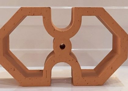 Gạch Thông Gió Cánh Bướm là một loại gạch tự nhiên được sản xuất từ đất sét và nung ở nhiệt độ cao.