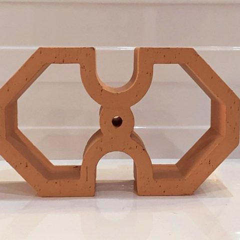 Gạch Thông Gió Cánh Bướm là một loại gạch tự nhiên được sản xuất từ đất sét và nung ở nhiệt độ cao.