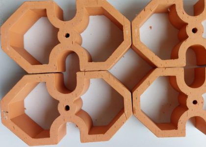 Gạch Thông Gió Cánh Bướm là một loại gạch tự nhiên được sản xuất từ đất sét và nung ở nhiệt độ cao.