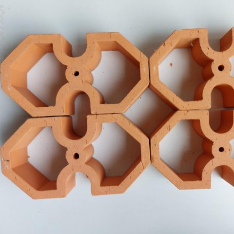 Gạch Thông Gió Cánh Bướm là một loại gạch tự nhiên được sản xuất từ đất sét và nung ở nhiệt độ cao.