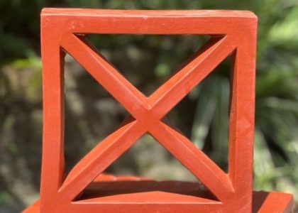 Gạch Thông Gió Chữ Thập là một loại gạch tự nhiên được sản xuất từ đất sét và nung ở nhiệt độ cao.