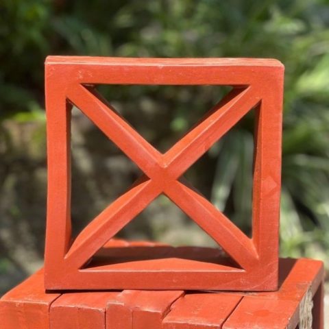 Gạch Thông Gió Chữ Thập là một loại gạch tự nhiên được sản xuất từ đất sét và nung ở nhiệt độ cao.
