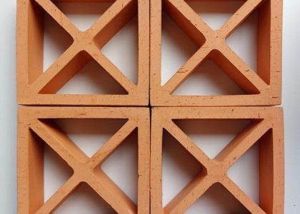 Gạch Thông Gió Chữ Thập là một loại gạch tự nhiên được sản xuất từ đất sét và nung ở nhiệt độ cao.