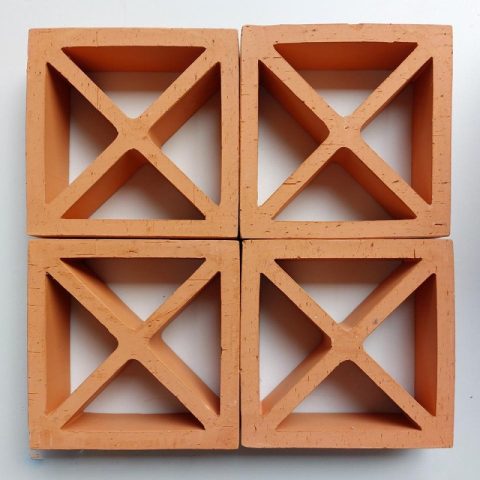 Gạch Thông Gió Chữ Thập là một loại gạch tự nhiên được sản xuất từ đất sét và nung ở nhiệt độ cao.