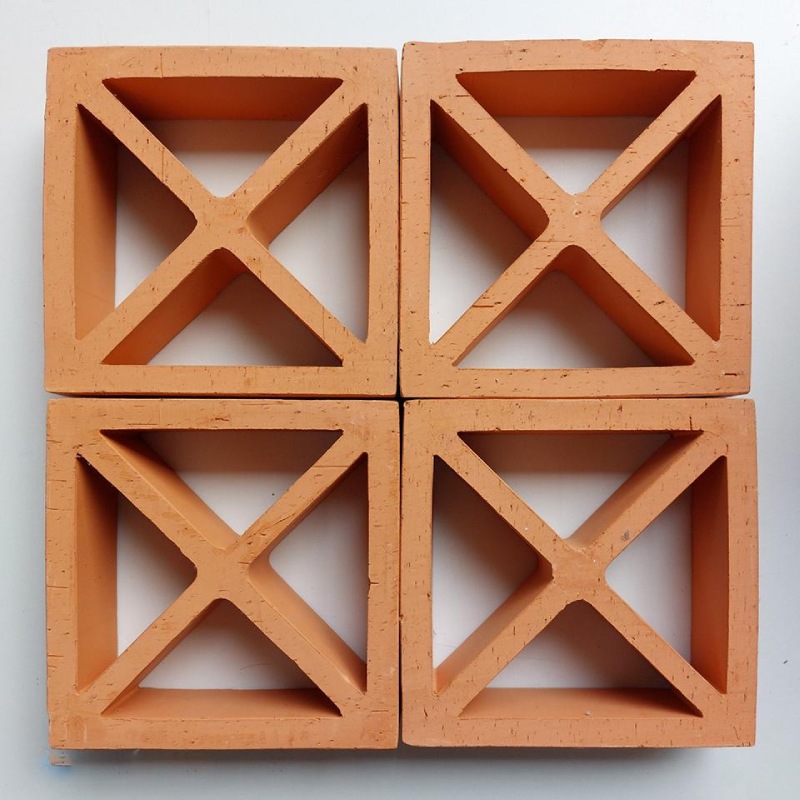 Gạch Thông Gió Chữ Thập là một loại gạch tự nhiên được sản xuất từ đất sét và nung ở nhiệt độ cao.