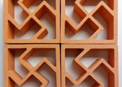 Gạch Thông Gió Chữ Vạn là một loại gạch tự nhiên được sản xuất từ đất sét và nung ở nhiệt độ cao.