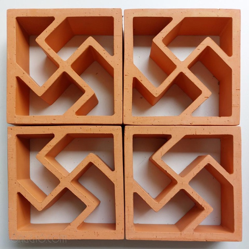 Gạch Thông Gió Chữ Vạn là một loại gạch tự nhiên được sản xuất từ đất sét và nung ở nhiệt độ cao.