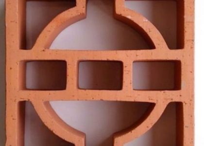 Gạch Bông Gió Đồng Tiền là một loại gạch tự nhiên được sản xuất từ đất sét và nung ở nhiệt độ cao.