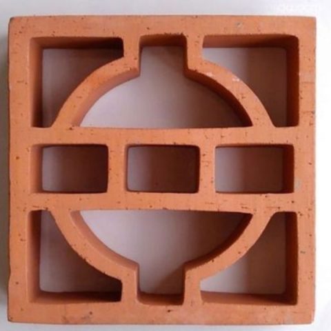 Gạch Bông Gió Đồng Tiền là một loại gạch tự nhiên được sản xuất từ đất sét và nung ở nhiệt độ cao.